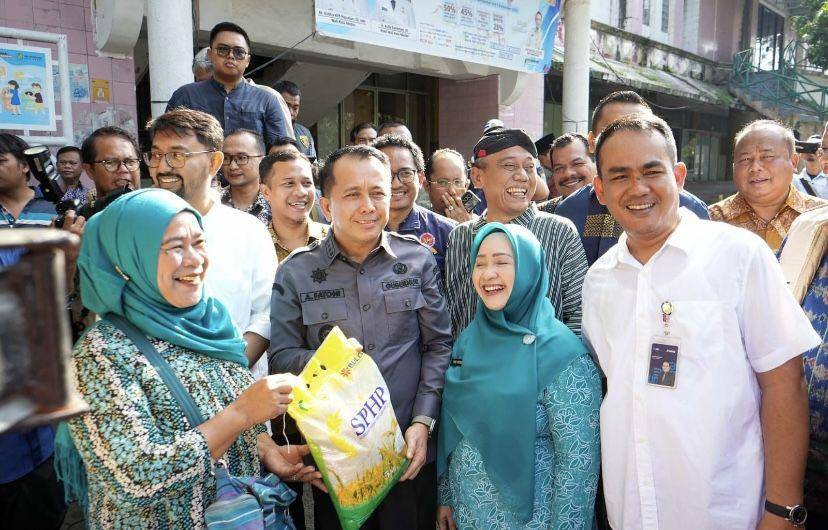 Pj Gubsu A. Fatoni, bersama Asisten Ekonomi Pembangunan Agus Suriyono memonitoring ke Pasar Petisah Medan (Dok. Diskominfo Medan)