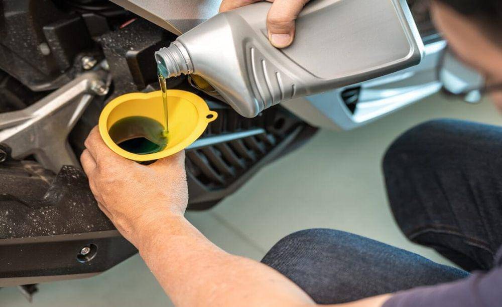 oli berwarna kuning kehijauan (gridoto.com)