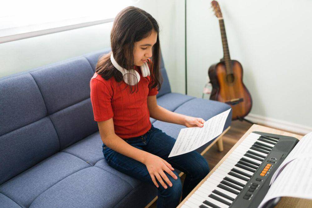 ilustrasi anak kursus piano (freepik.com/tonodiaz)