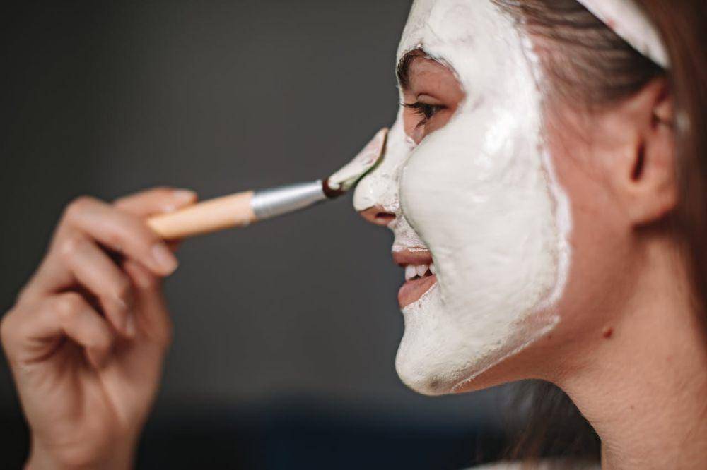 ilustrasi perempuan menggunakan masker (pexels.com/ROMAN ODINTSOV)