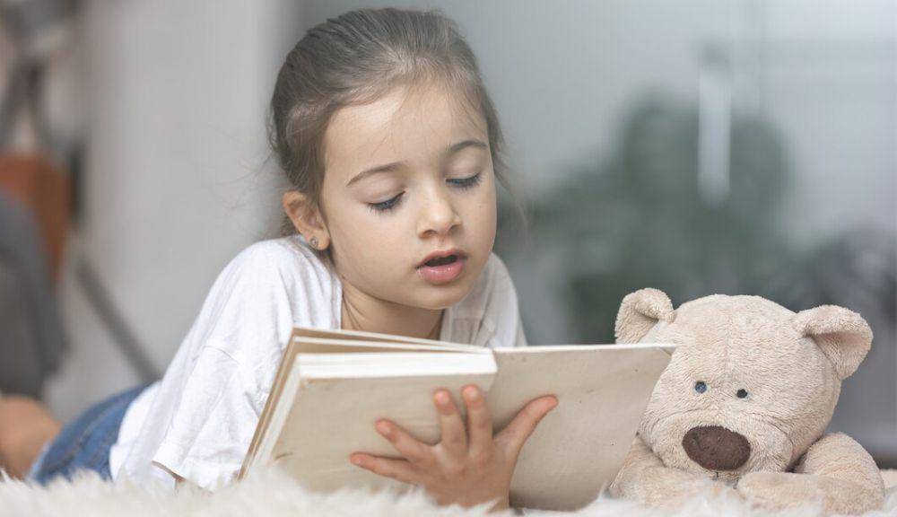 ilustrasi anak baca buku (freepik.com/pvproductions)