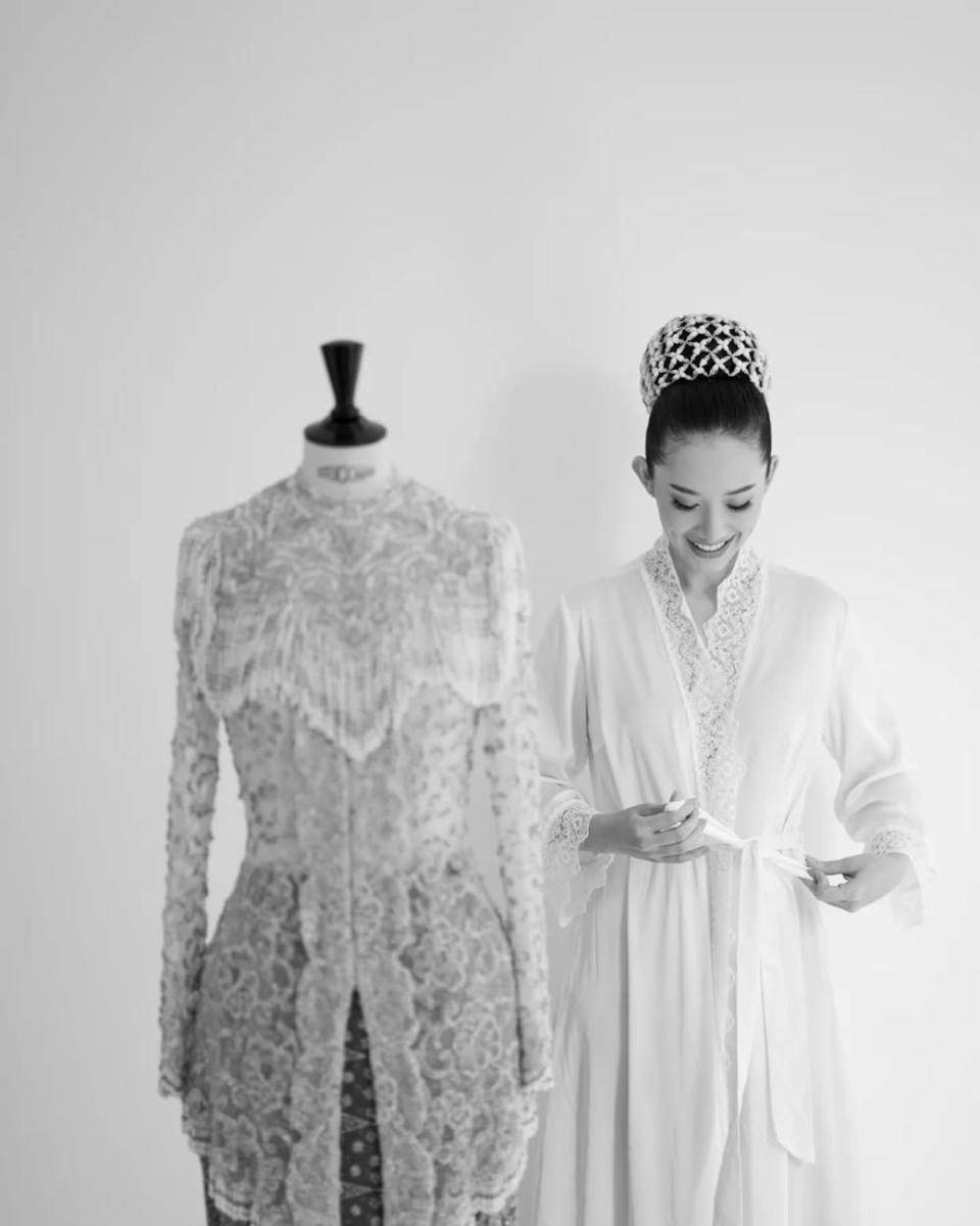 Bridal robe Athina Papadimitriou. (Instagram.com/alex_theleonardi)