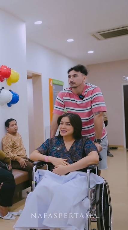 Vincent Verhaag dampingi Jessica Iskandar lahiran anak ketiga (Nafas Pertama via instagram.com/inijedar)