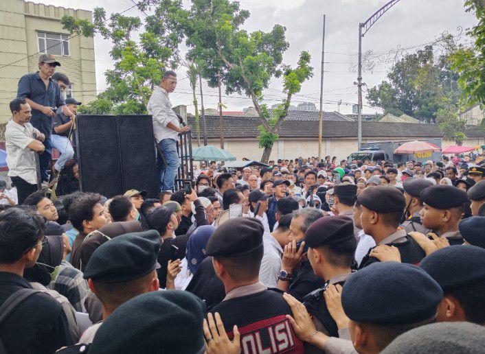 Hari Terakhir Rekapitulasi, KPU Medan Didemo Ratusan Orang