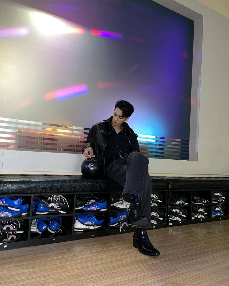 OOTD hitam ala Keng Harit (instagram.com/harit_keng)