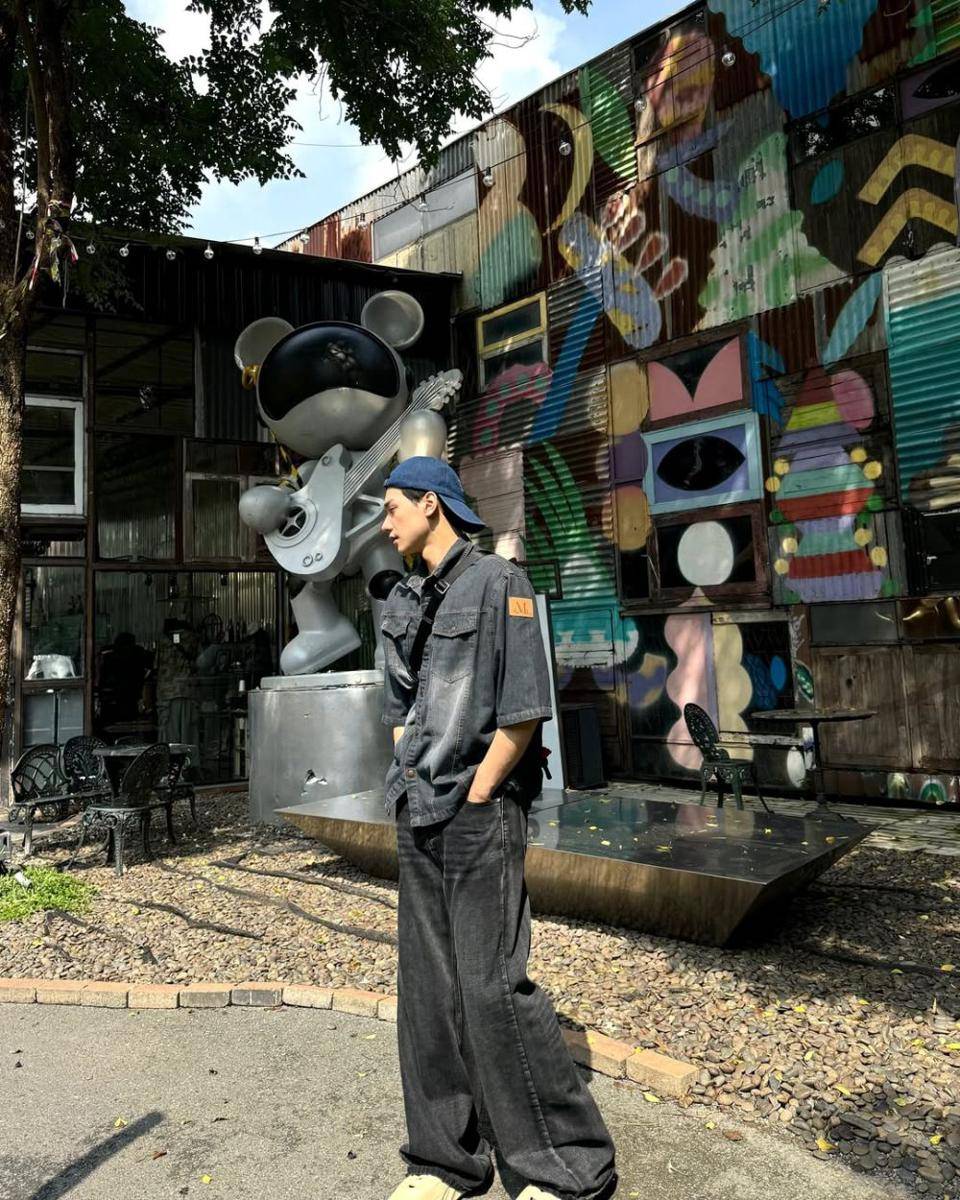 OOTD hitam ala Keng Harit (instagram.com/harit_keng)