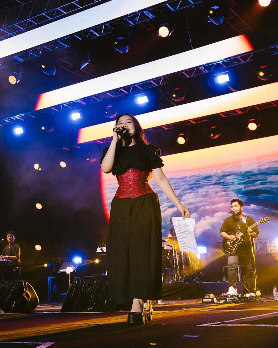 Gaya outfit Bernadya (instagram.com/bernadyaribka)
