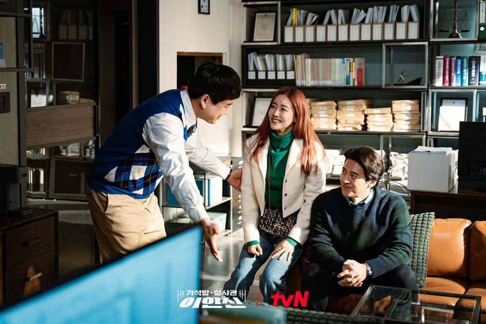 still cut drakor Parole Examiner Lee (instagram.com/tvn_drama)