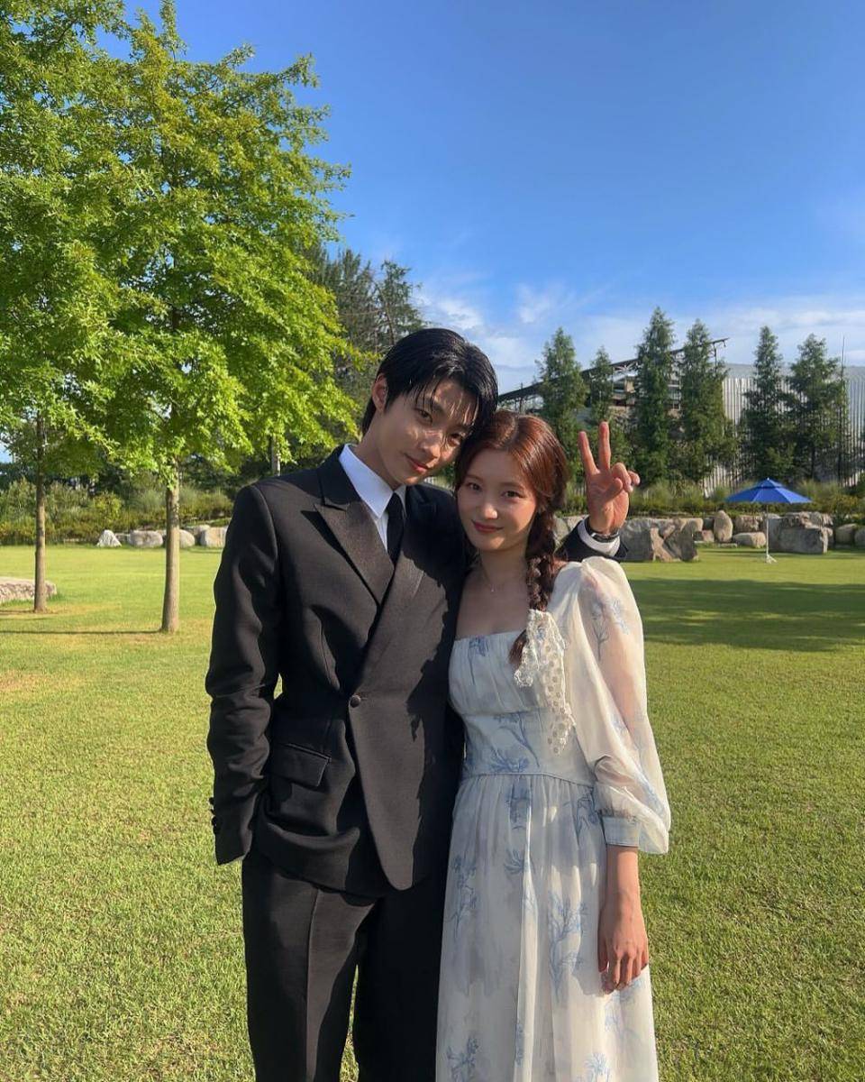 Hwang In Youp dan Chaeyeon (instagram.com/j_chaeyeoni)