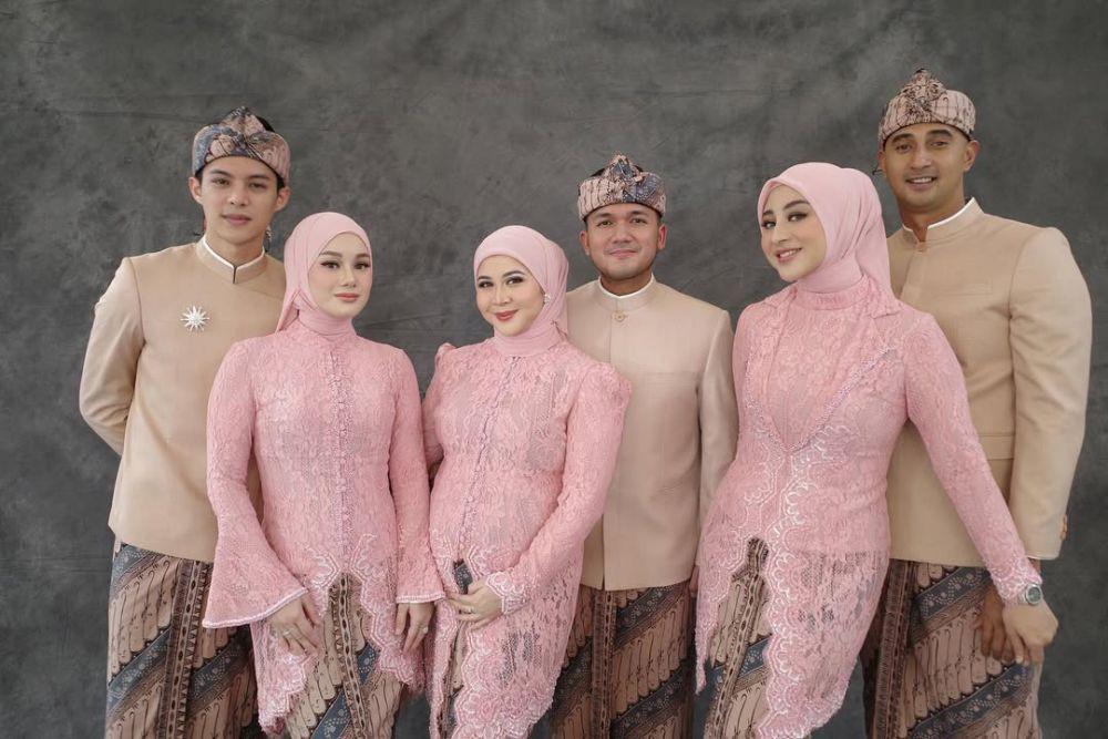8 Potret Geng Mamayu Jadi Pagar Ayu di Tujuh Bulanan Lesti