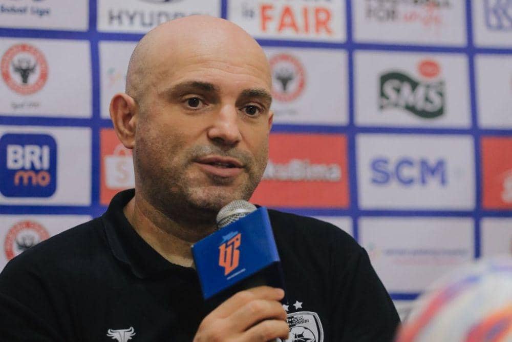 Pelatih kepala PSM Makassar, Bernardo Tavares, berbicara dalam sesi konferensi pers setelah pertandingan pekan ke-11 BRI Liga 1 2024/25 kontra Semen Padang pada 21 November 2024. (Instagram.com/psm_makassar)