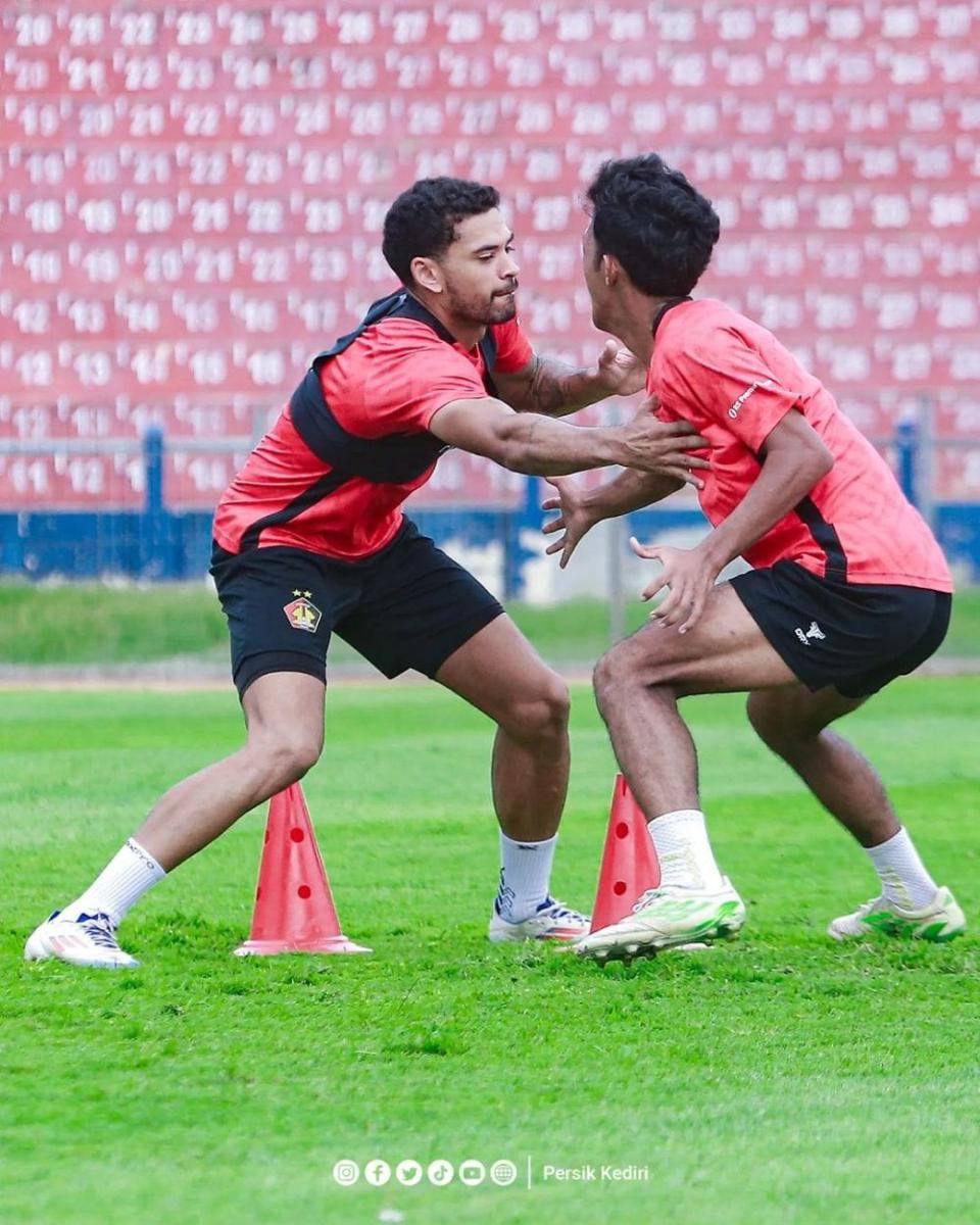 Pemain Persik Kediri saat berlatih. Instagram.com/persikfcofficial
