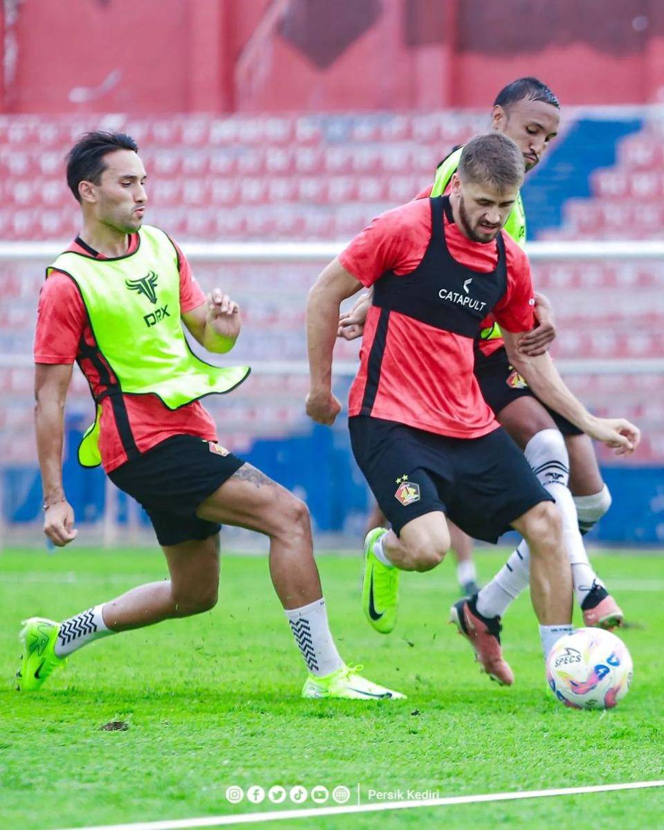 Pemain Persik Kediri saat berlatih. Instagram.com/persikfcofficial