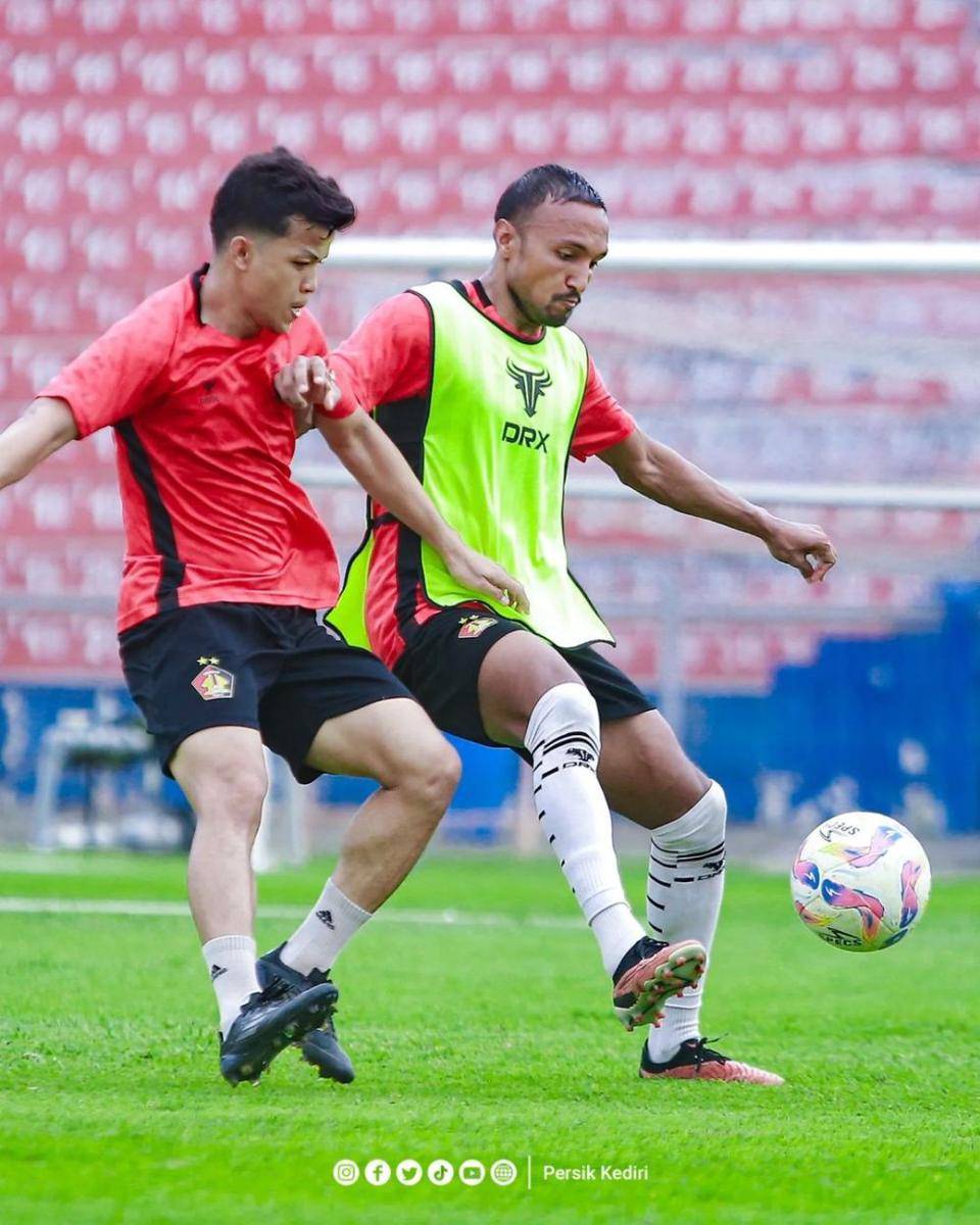 Pemain Persik Kediri saat berlatih. Instagram.com/persikfcofficial