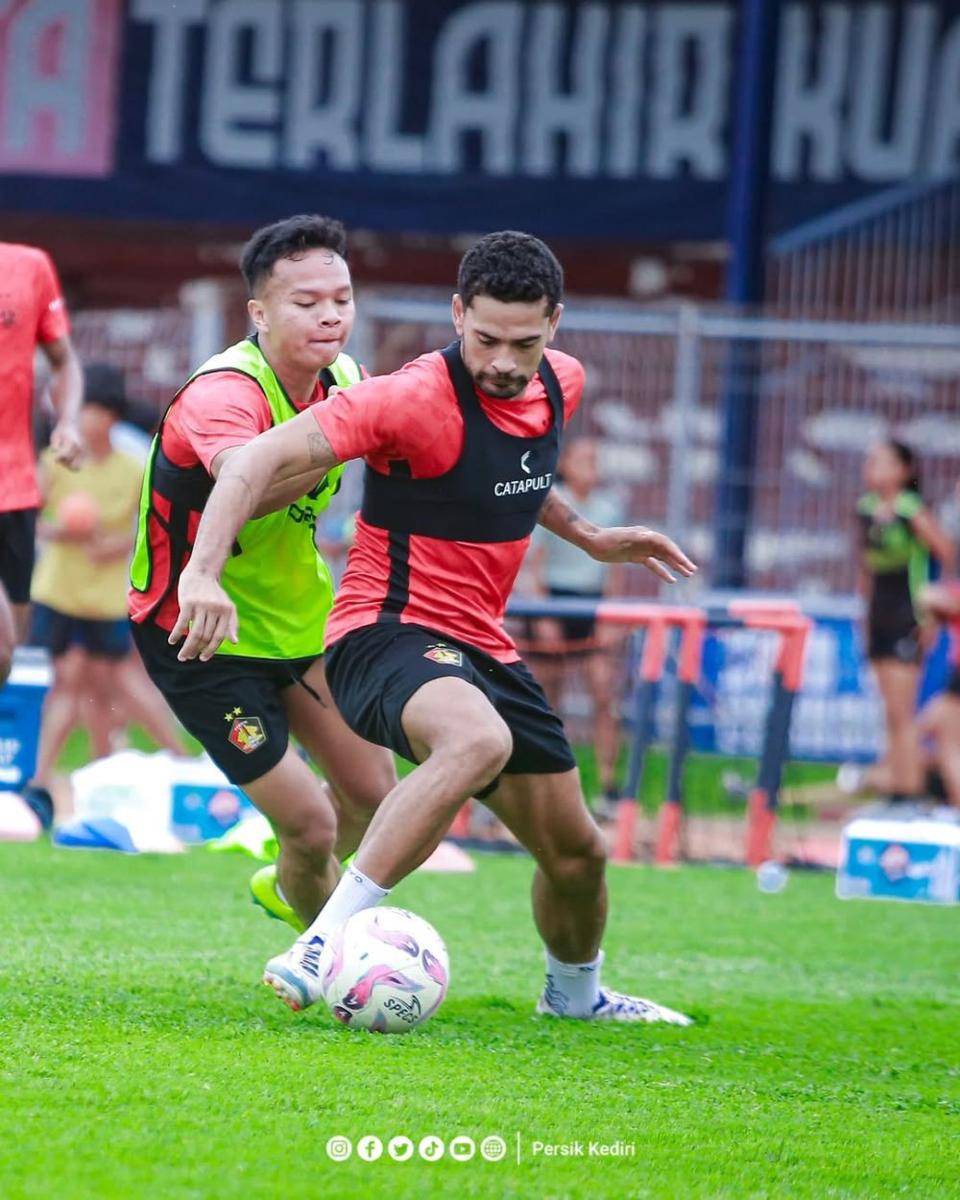 Pemain Persik Kediri saat berlatih. Instagram.com/persikfcofficial