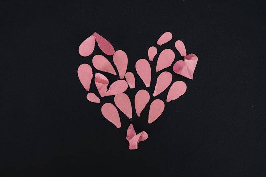 ilustrasi broken heart (unsplash.com/Kelly Sikkema)