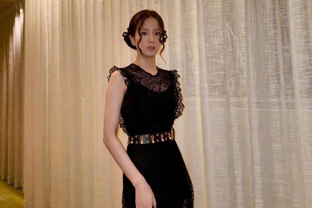 7 Potret Jisoo BLACKPINK Hadiri Event Dior Gold House di Bangkok