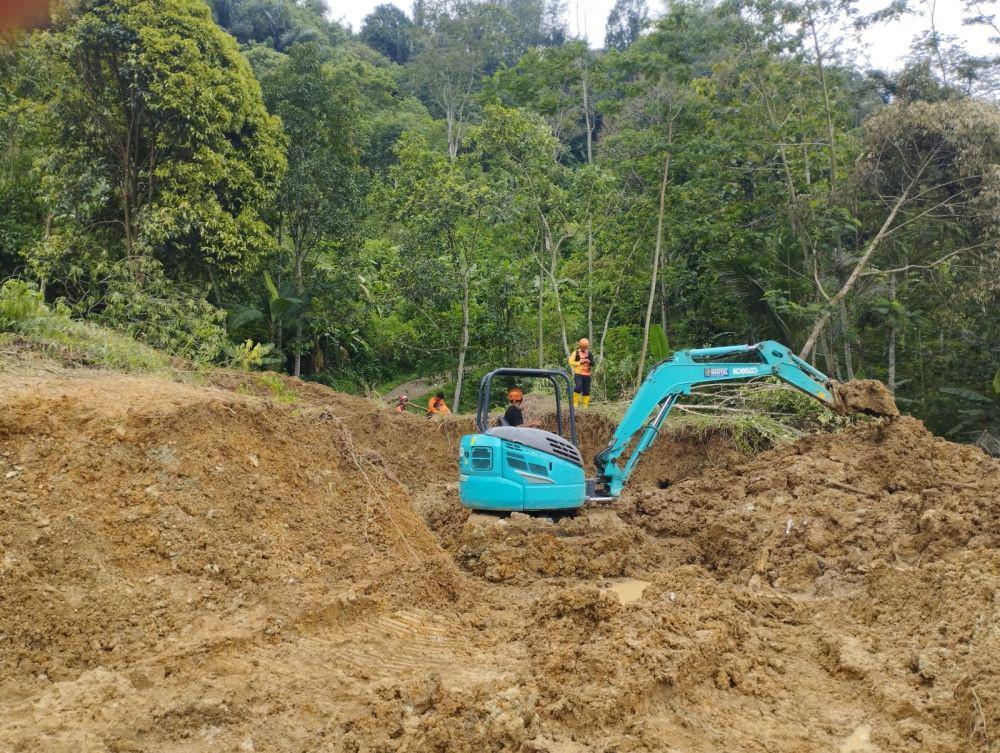 Waspada, Badan Jalan Sidimpuan-Sibolga Amblas di Batangtoru