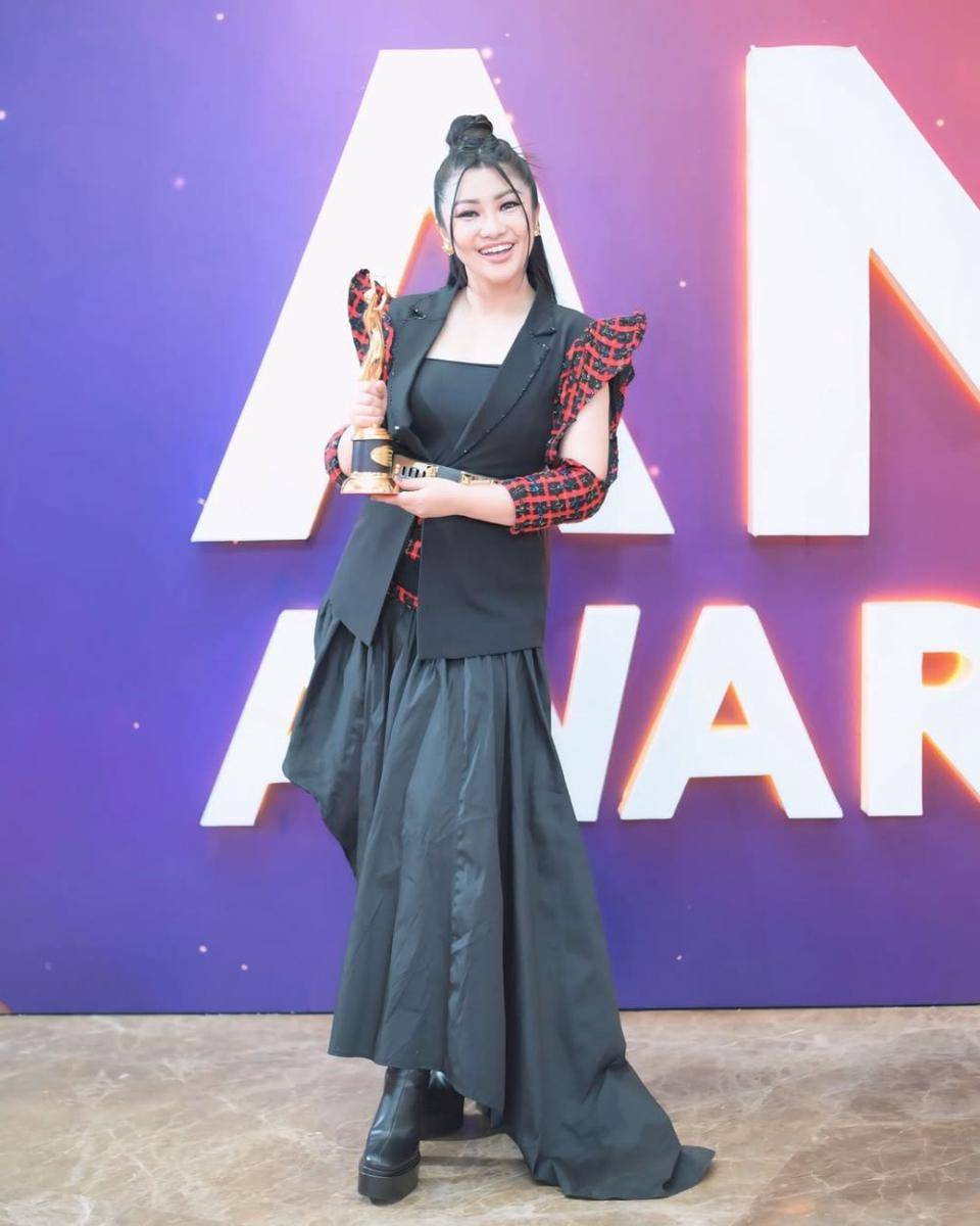 gaya artis di AMI Awards (instagram.com/fitricarlina)