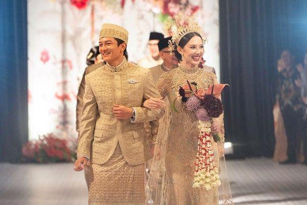 7 Potret Meriah Resepsi Pernikahan Rio Haryanto dan Athina