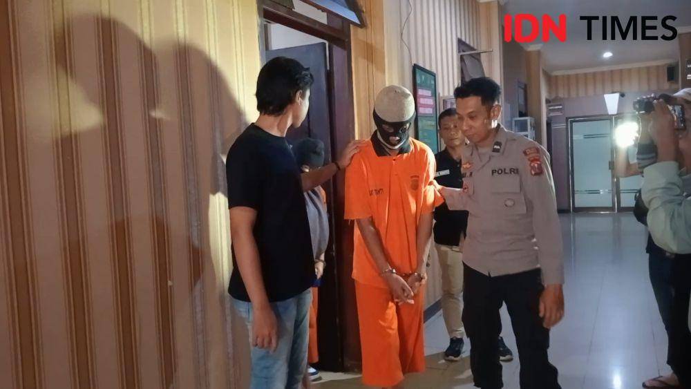 YF dan IF pelaku pembuang bayi saat diamankan di Mapolres Magetan. IDN Times/ Riyanto.