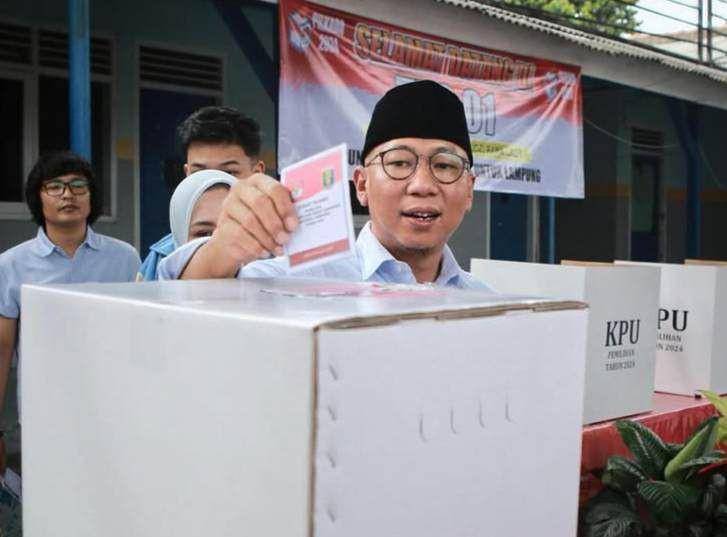 Cagub Lampung Rahmat Mirzani Djausal menyampaikan hak pilih di hari pencoblosan Pilkada 2024. (Instagram/@Mirzano).