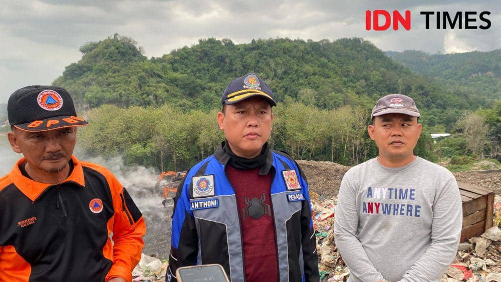 Wawancara bersama dengan Anthoni Irawan, Kadis Damkarmat Bandar Lampung (tengah). (IDN Times/Muhaimin)