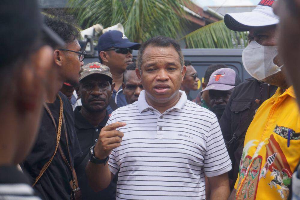 Koordinator Divisi Hukum KPU Mimika, Hironimus Kia Ruma, berkoordinasi dengan para saksi dan KPPS di TPS 001 Nawaripi, Distrik Wania, Kabupaten Mimika, Papua Tengah. (IDN Times/Endy Langobelen)