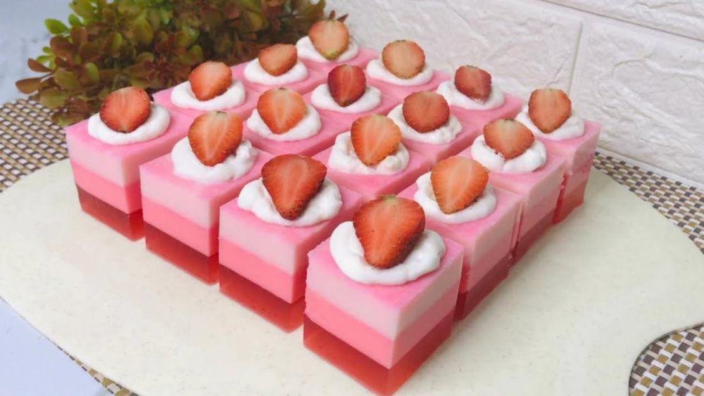 Resep Puding Lapis Stroberi Susu yang Lembutnya Meleleh di Mulut