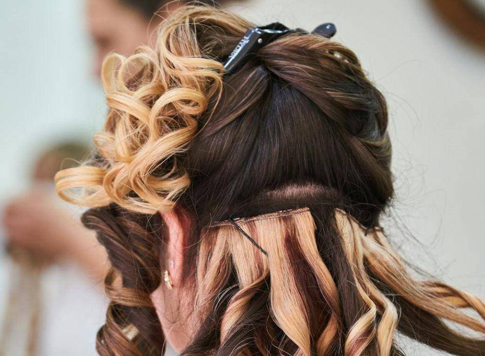 ilustrasi membagi sebelum memotong rambut (pexels.com/Engin Akyurt)