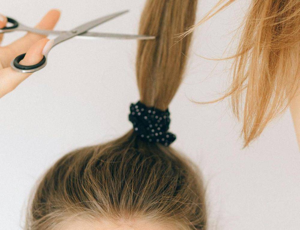 ilustrasi memotong rambut sendiri (pexels.com/Nataliya Vaitkevich)