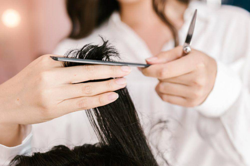 ilustrasi memotong rambut (pexels.com/RDNE Stock project)