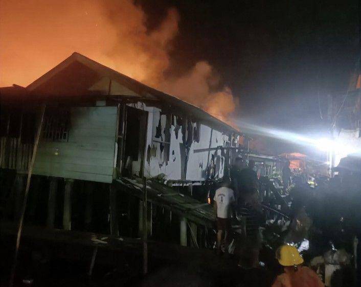 petugas Damkar berusaha memadamkan api yang melahap habis 11 rumah nelayan (dok.Polres Pelabuhan Belawan)