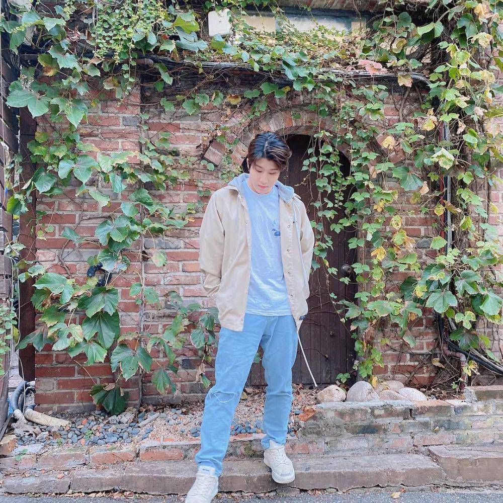padu padan blue jeans ala Jinjin ASTRO (instagram.com/ast_jinjin)