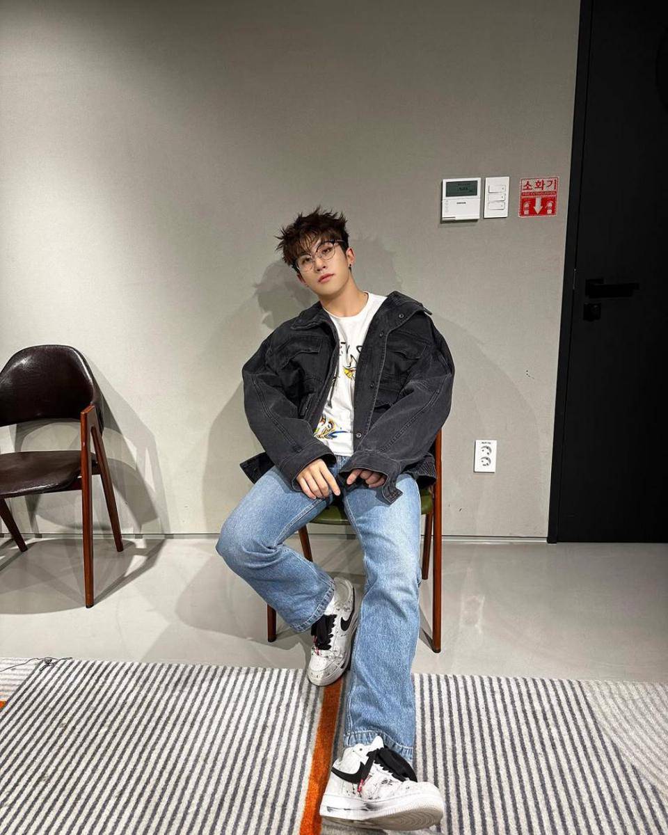 padu padan blue jeans ala Jinjin ASTRO (instagram.com/ast_jinjin)