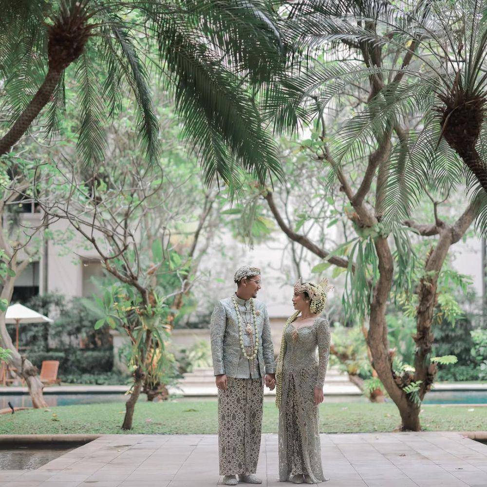 Kebaya Angga Puradireja dan Dewi Andarini. (instagram.com/ririnpuradiredja)
