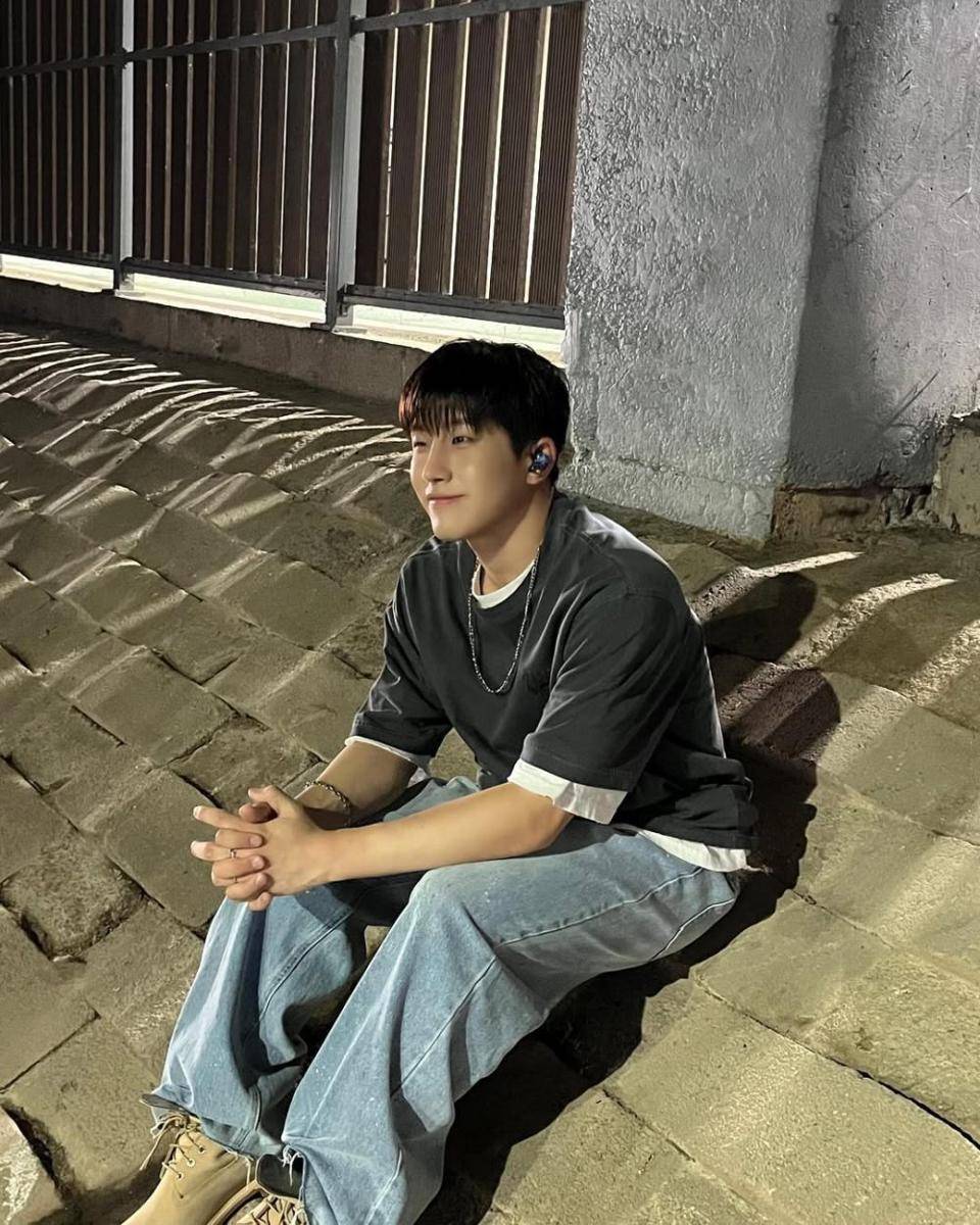 padu padan blue jeans ala Jinjin ASTRO (instagram.com/ast_jinjin)