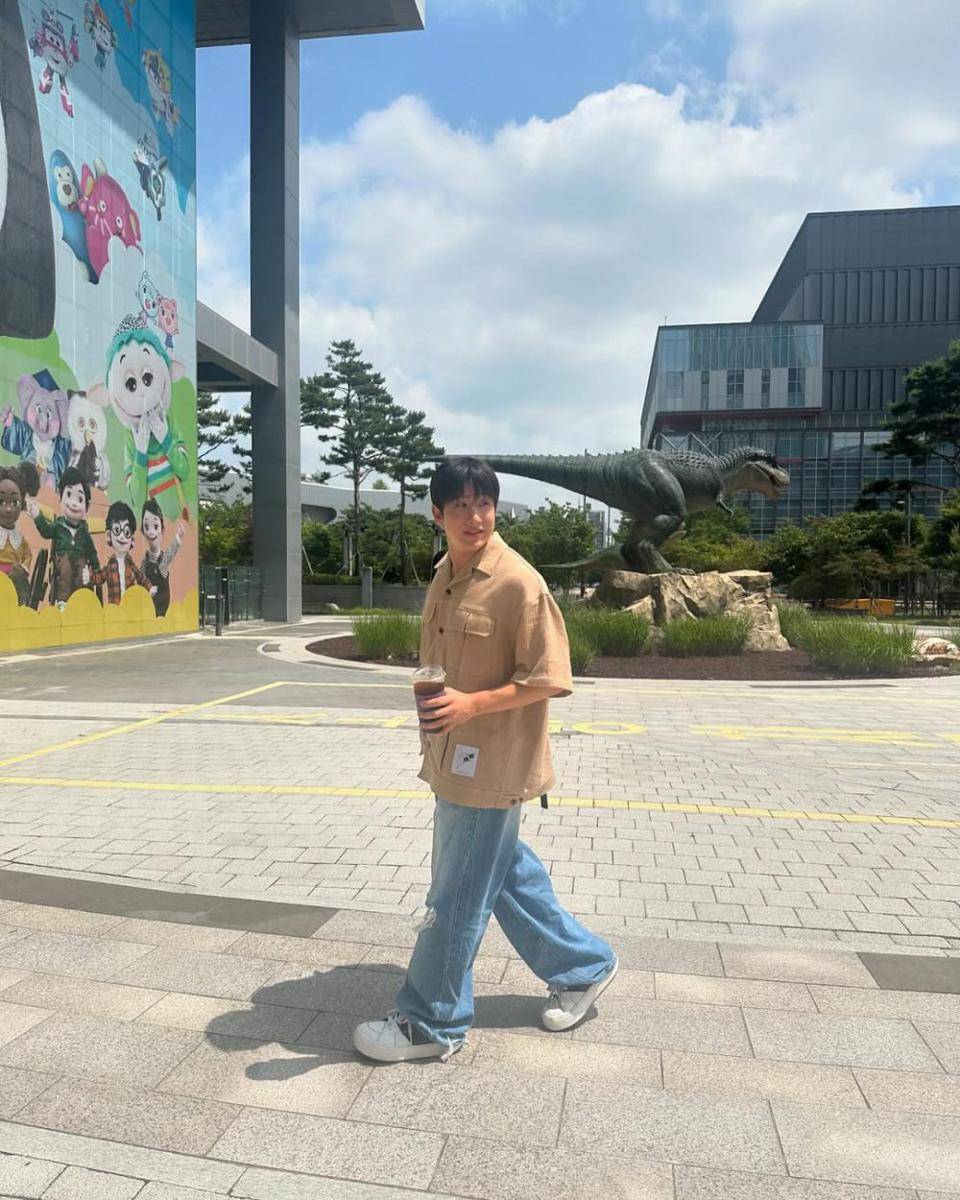 padu padan blue jeans ala Jinjin ASTRO (instagram.com/ast_jinjin)