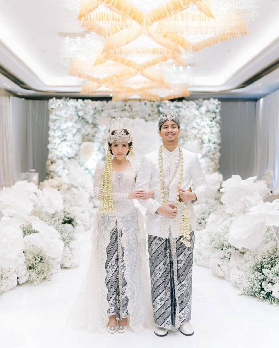 Kebaya pernikahan Shasa Zhania. (instagram.com/shazhaniaa)