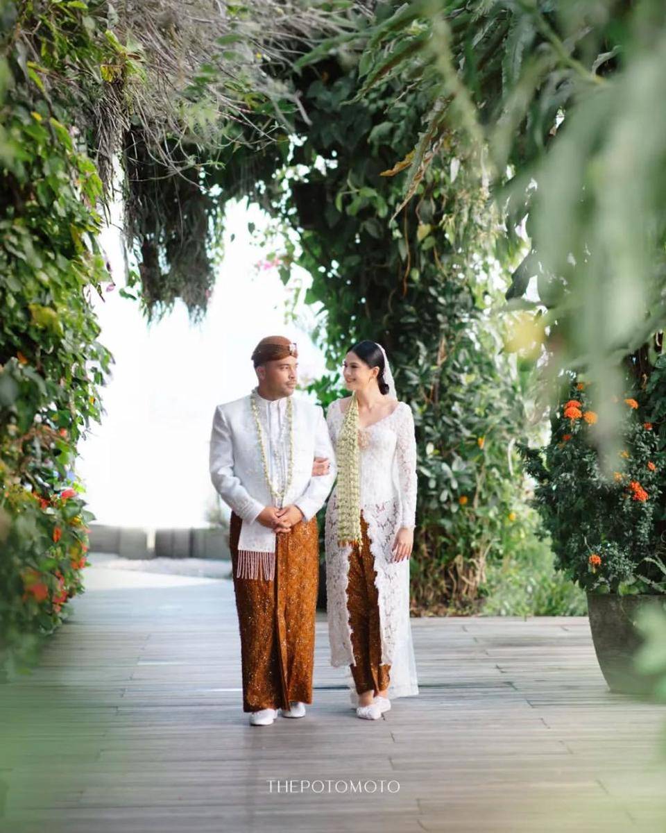 Kebaya pernikahan Hana Saraswati. (instagram.com/hanahaho)