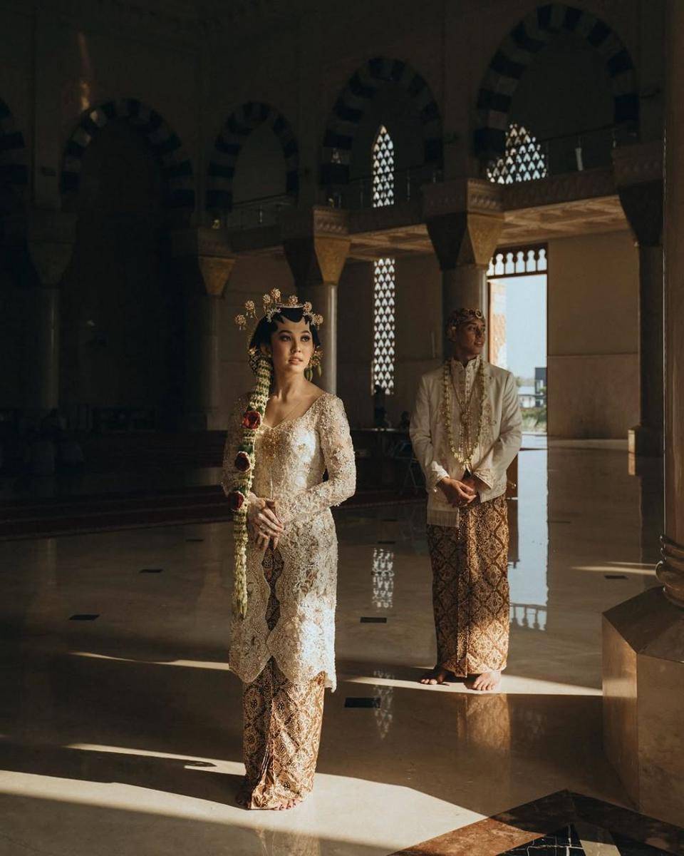 Kebaya pernikahan Ribka-Rian (instagram.com/morden.co)