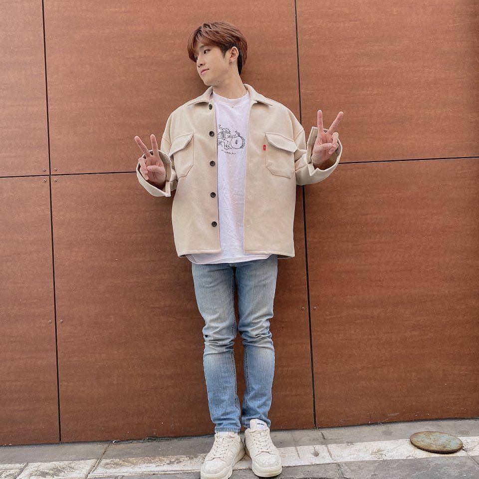 padu padan blue jeans ala Jinjin ASTRO (instagram.com/ast_jinjin)