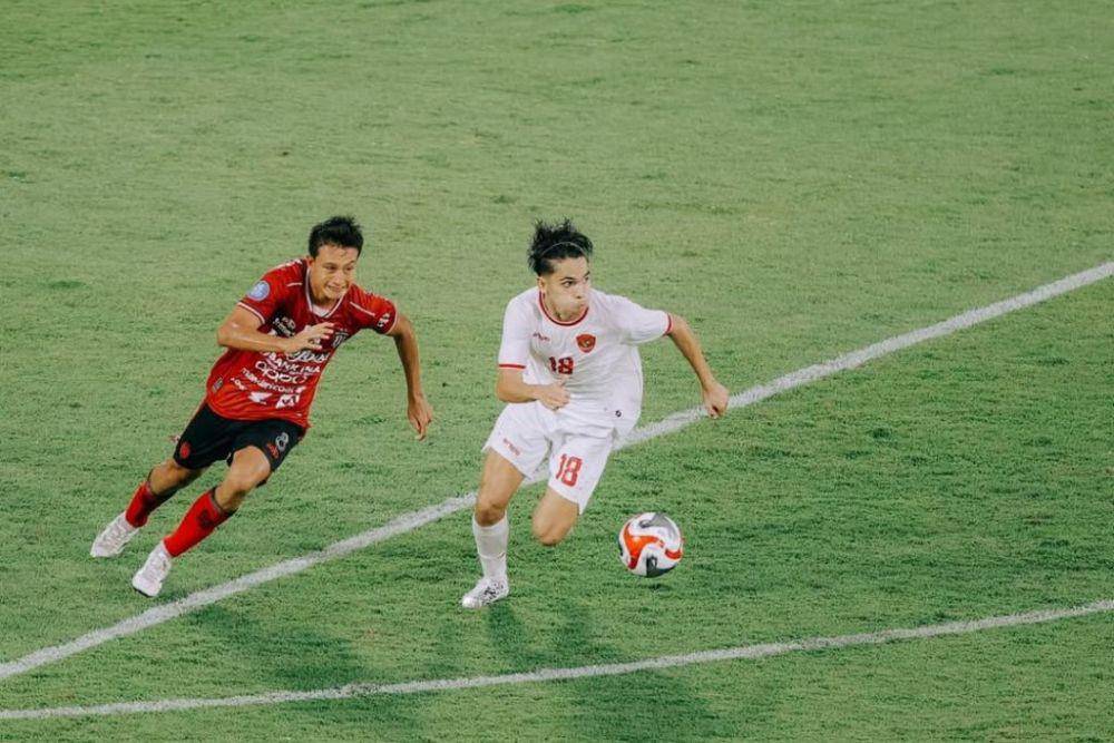 Aksi pemain PSM Makassar, Victor Dethan (kanan), dalam laga uji coba Timnas Indonesia U-22 versus Bali United yang berlangsung di Stadion Kapten I Wayan Dipta Gianyar pada Seasa 3 Desember 2024. (Instagram.com/baliunitedfc)