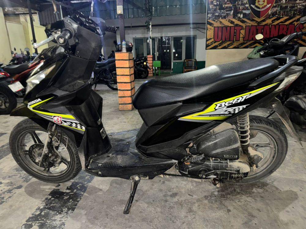 Polisi mengamankan barang bukti sepeda motor milik korban RA, guru SMA 3 Balikpapan. (Dok. Polresta Balikpapan)