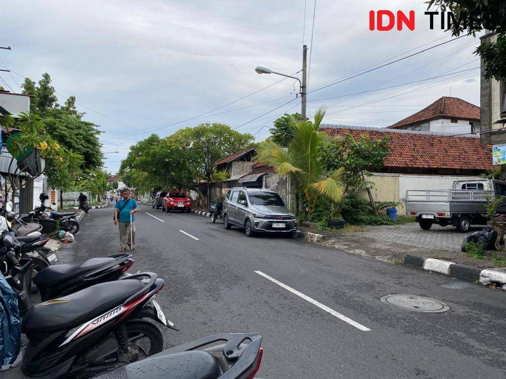 Ilustrasi penyandang disabilitas netra berjalan kaki di badan jalan raya. (IDN Times/Yuko Utami)
