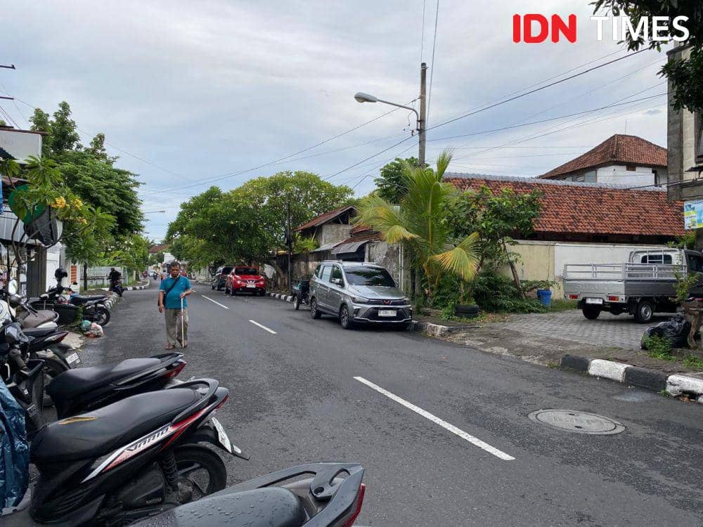 Ilustrasi penyandang disabilitas netra berjalan kaki di badan jalan raya. (IDN Times/Yuko Utami)