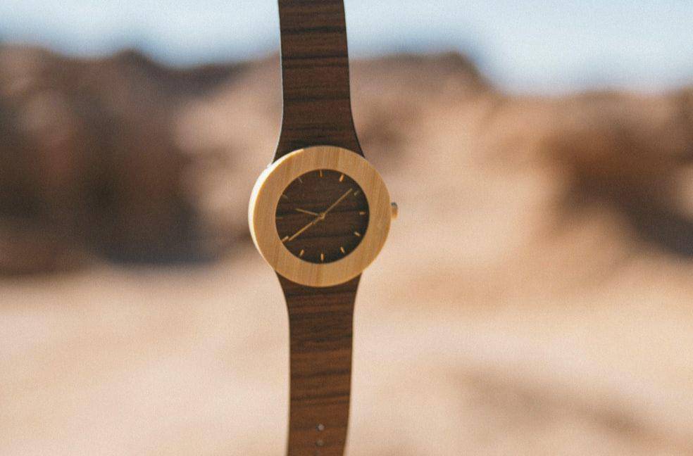ilustrasi jam tangan kayu (unsplash.com/Greg Rakozy)