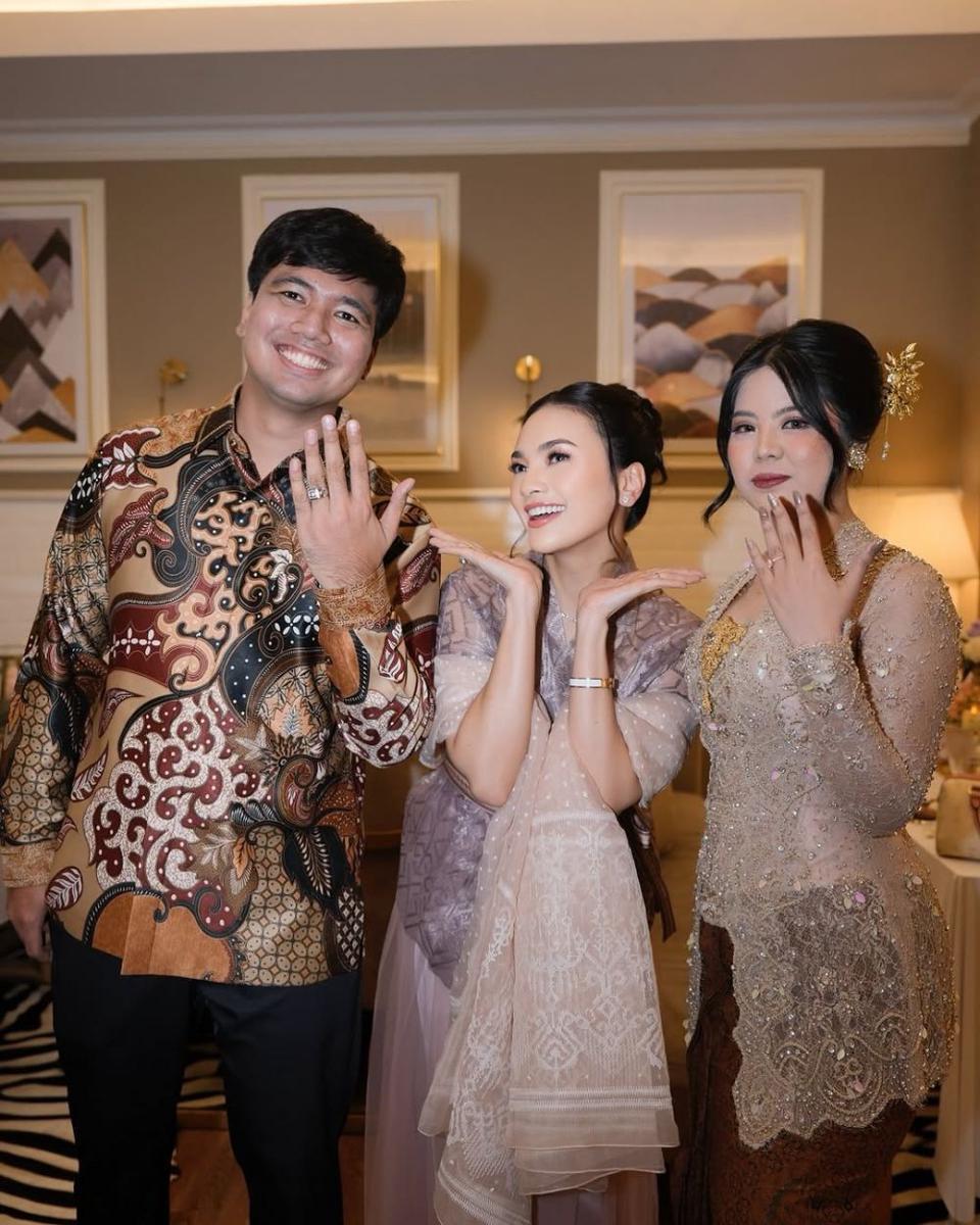 Busana dan Makeup Lamaran Indah Tri Pertiwi, Calon Mantu Haji Faisal