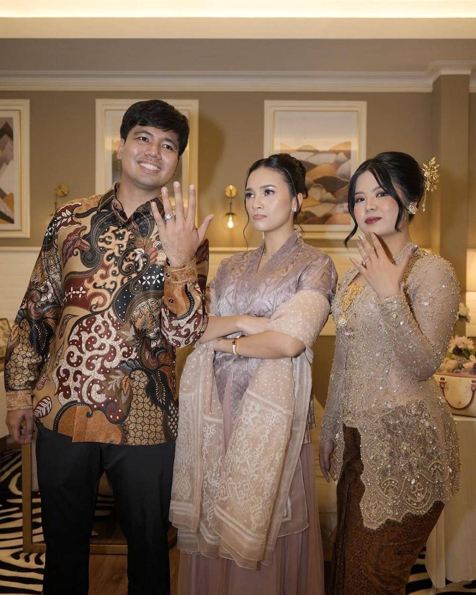busana dan makeup lamaran Indah (instagram.com/violenziajean)