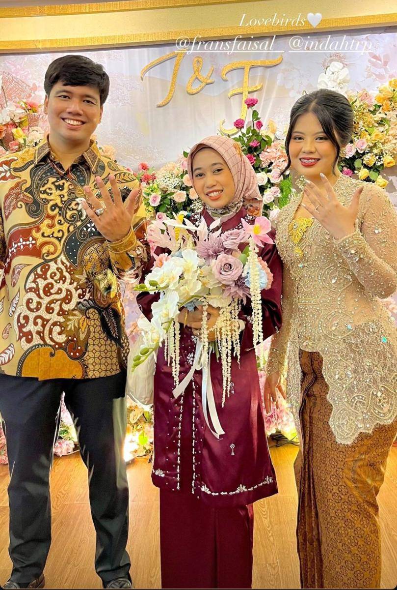 busana dan makeup lamaran Indah (instagram.com/idawidareal_)